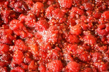 Rasberry reçel pişirme - kaynar çilek makro görünümü kapatın