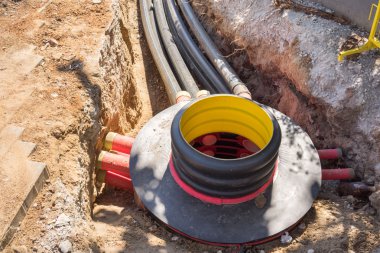Kazı çukuru, elektrik kabloları ve optik elyaflar kazma bir inşaat sitesinde