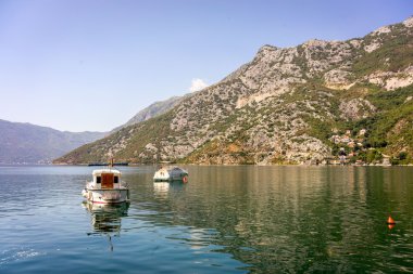Kotor Koyu'ndaki Karadağ'balıkçı tekneleri float demirleyen
