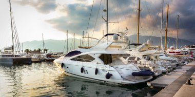 Budva, Karadağ, 2 Eylül 2015, antik Merkezi, Budva, limanda bir güneş Yatlar ayarla.