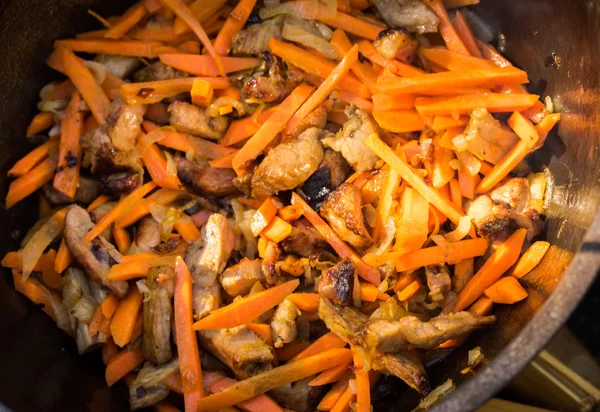 Приготовление мяса из овощей, моркови, лука. национальная кавказская кухня — стоковое фото