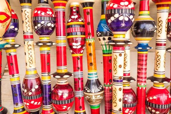 Flautas coloridas de madeira no mercado de rua em Montenegro. Útil para fundo . — Fotografia de Stock