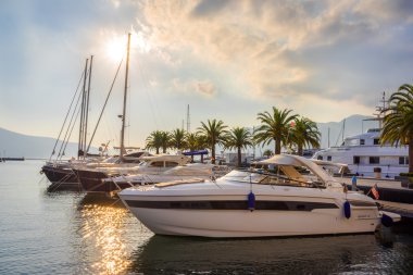 Budva, Karadağ, 02 Eylül 2015, antik Merkezi Budva, limanda Yatlar.