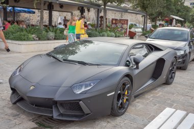 Karadağ, Budva - 05 Eylül 2015: lüks spor otomobil Lamborghini parklar sokakta liman alanı yakın:.