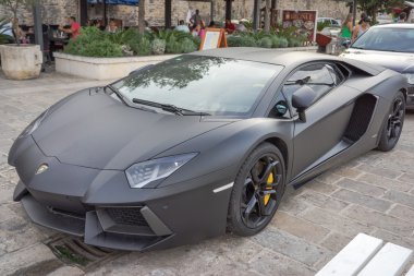 Karadağ, Budva - 05 Eylül 2015: lüks spor otomobil Lamborghini parklar sokakta liman alanı yakın:.