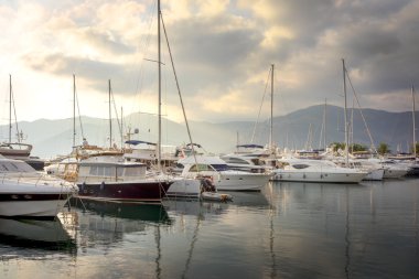 Gün batımında yat limanında yelken açacağız. Tivat. Karadağ