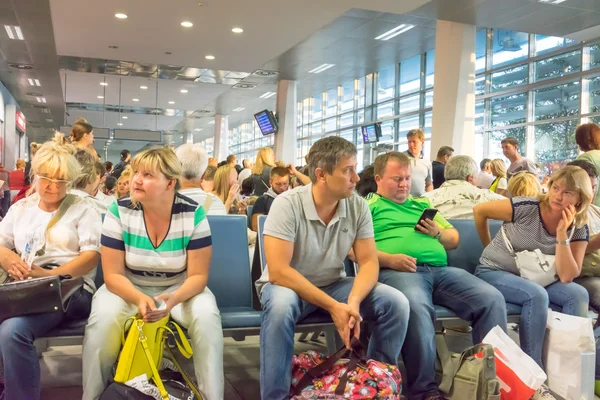 TIVAT, MONTENEGRO - 11 SEPTEMBRE 2015 : Personnes en salle d'attente à l'aéroport — Photo