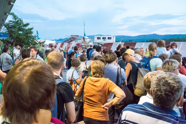 TIVAT, MONTENEGRO - SETEMBRO 11, 2015: Pessoas que caminham fora do terminal de Tivat para o seu voo . — Fotografia de Stock