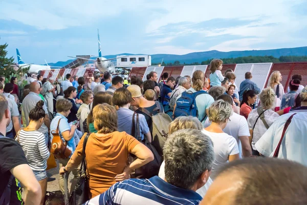 TIVAT, MONTENEGRO - SETEMBRO 11, 2015: Pessoas que caminham fora do terminal de Tivat para o seu voo . — Fotografia de Stock