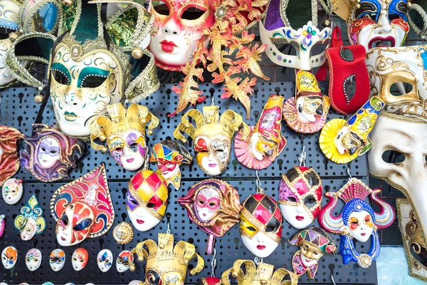 Verschiedene venezianische Masken im Verkauf. bunte kunstvolle Masken auf dem venezianischen Karneval — Stockfoto