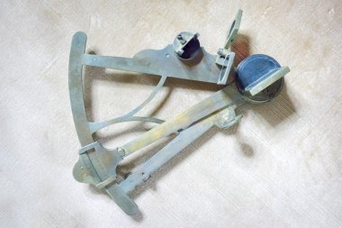 antigue Gps navigator - eski sextant gri bir arka plan üzerinde döşeme