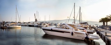 Tivat, Karadağ - 02 Eylül 2015: yelkenli tekne Marina.