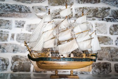 Budva, Karadağ - 5 Eylül 2015: Ahşap gemi model eski şehir içinde taş bir odada olarak eski gemi yelken balığı kopyası.