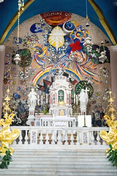 DOBROTA, MONTENEGRO - SETEMBRO 05, 2015: Altar na Igreja Católica Santo Eustáquio em Dobrota, Montenegro — Fotografia de Stock