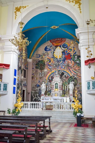 DOBROTA, MONTENEGRO - SETEMBRO 05, 2015: Altar na Igreja Católica Santo Eustáquio em Dobrota, Montenegro — Fotografia de Stock