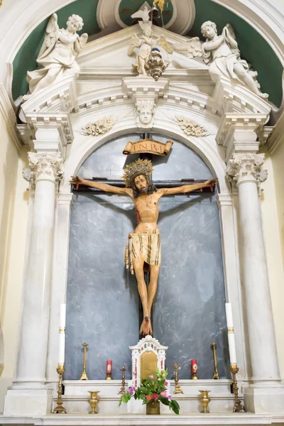 Dobrota, Montenegro - 05 September 2015: Korsfästelse, Jesus på korset, katolska kyrkan Saint Eustache i Dobrota, Montenegro. — Stockfoto