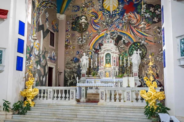 DOBROTA, MONTENEGRO - SETEMBRO 05, 2015: Altar na Igreja Católica Santo Eustáquio em Dobrota, Montenegro — Fotografia de Stock