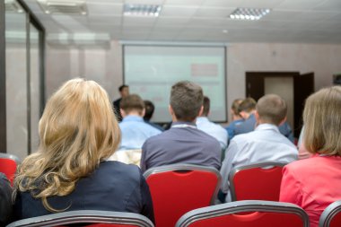 konferans salonu hareket izleyici dinler