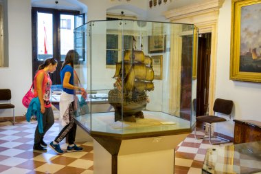Kotor, Karadağ - 10 Eylül 2015: Denizcilik Müzesi Karadağ. Müze salonunda exponates bakarak ziyaretçi.