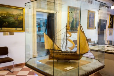 Kotor, Karadağ - 10 Eylül 2015: Denizcilik Müzesi Karadağ. Müze salonunda exponates bakarak ziyaretçi.