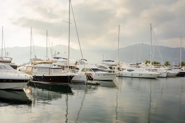 BUDVA, MONTENEGRO - SEPTEMBER 2, 2015: ancient center of Budva, yachts in port — ストック写真