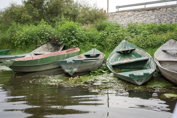 Лодки на берегу реки — стоковое фото