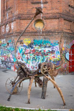 Izhevsk, Rusya - 16 Eylül 2015: Hurda metal modern heykel ols su kulesinin yakınında graffiti ile şehrin sokakta.