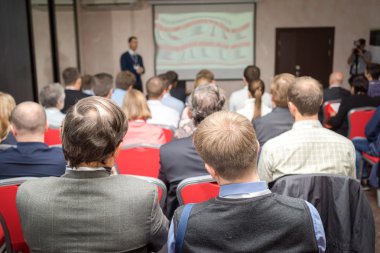 konferans salonunda toplantı.