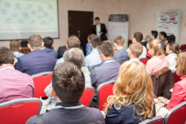 Seyirci bir konferans salonu hareket dinler. Seminer, sınıfta, Yetişkin.