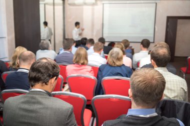 İş Konferansı'nda seyirci arkadan görünüm