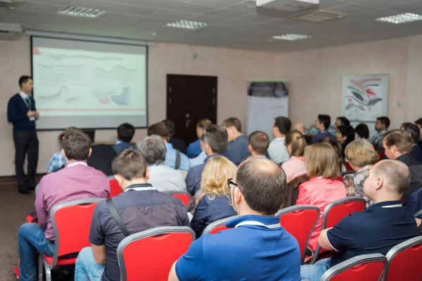 Het publiek luistert naar het acteren in een conferentiezaal. — Stockfoto