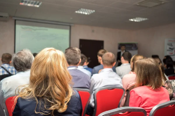 Publikum poslouchá herectví v konferenční sál. — Stock fotografie