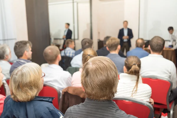 Relatore al convegno e alla presentazione di Business. Pubblico nella sala conferenze . — Foto Stock