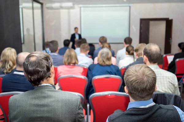 Gente alla sala conferenze, vista posteriore. Composizione orizzontale. Sfocatura sfondo . — Foto Stock