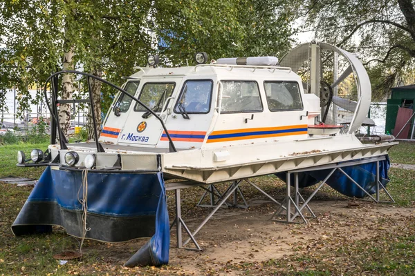 MOSCOW, RÚSSIA - 26 de setembro de 2015: Hovercraft na margem do lago em Moscou, Rússia. Hovercraft usado para transportar passageiros . — Fotografia de Stock