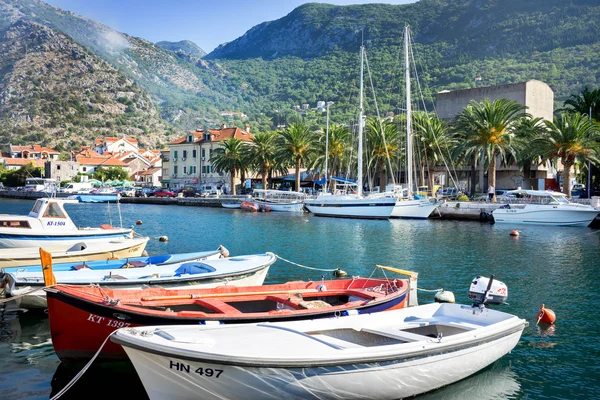 Risan, Karadağ - 30 Ağustos 2015: küçük tekneler demirli Harbor.