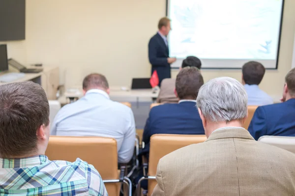 The audience listens to the acting in a conference hall. — Stock Photo, Image