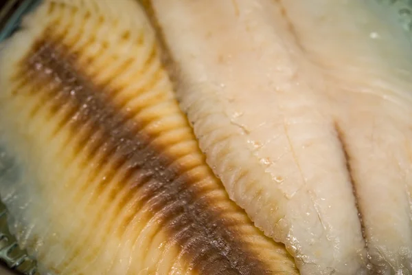 Koken gezond eten tilapia vis in een elektrische stomer, close-up bovenaanzicht — Stockfoto