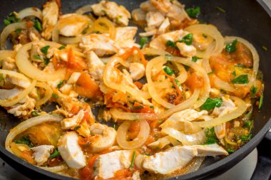 doğranmış domates, soğan, maydanoz ve tavuk tava üzerinde Kapat