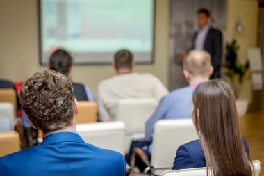 konferans salonunda toplantı.