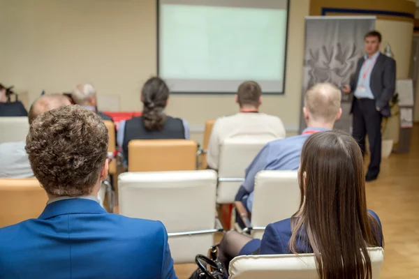Il pubblico ascolta la recitazione in una sala conferenze — Foto Stock