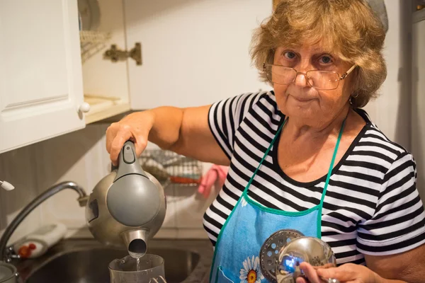 Retired Senior Woman In Kitchen Making Hot Drink — Φωτογραφία Αρχείου