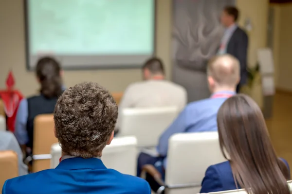 A konferencia Hall az emberek. nézet hátulról — Stock Fotó