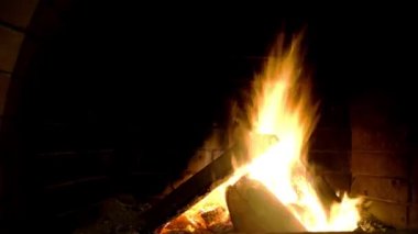 içinde bir şömine ile kopya uzay zaman atlamalı ateş