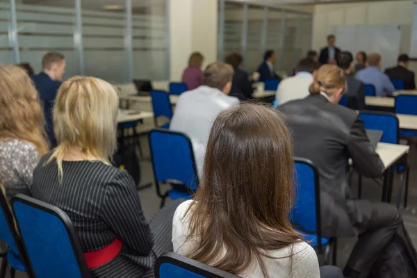 Het publiek luistert naar het acteren in een conferentie hal — Stockfoto