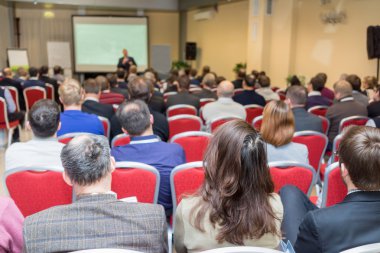birçok kişi iş sunumu dinlerken konferans Salonu'nda