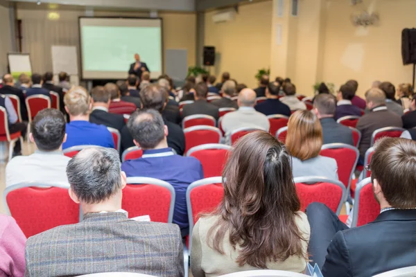 Veel mensen op de conference hall luisteren de bedrijfspresentatie — Stockfoto