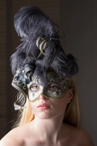 Máscara. Desnudo. Una chica. Máscara de carnaval de Venecia. Retrato femenino de primer plano . — Foto de Stock