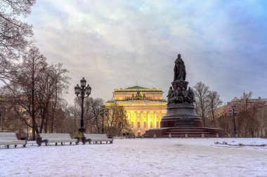 Alexandrinsky Tiyatrosu ya da Rusya devlet Puşkin Akademisi Dram Tiyatrosu ve anıt catherine II büyük. St.Petersburg, Rusya Federasyonu