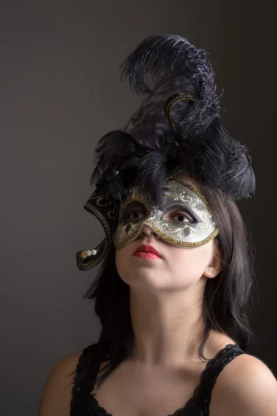 Closeup portret van een jong meisje in zwart Venetiaanse masker. — Stockfoto